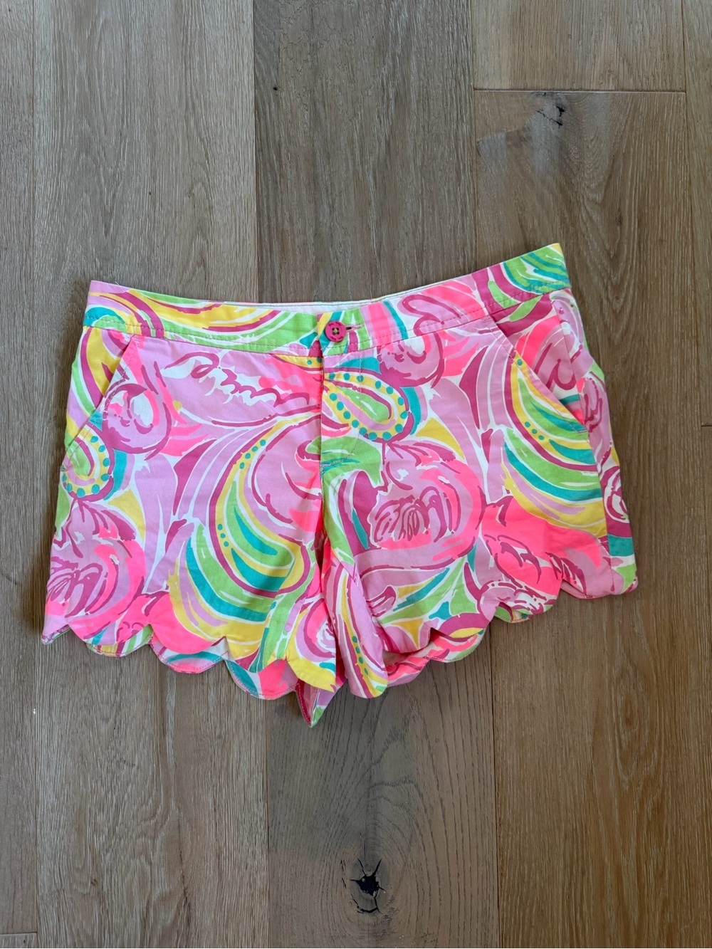 Lilly Pulitzer Bright Pink Floral Scallop Hem Women's Shorts size 2